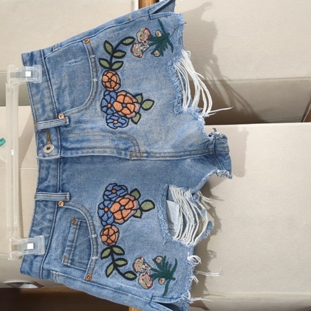 Etiquette Short cute pair of shorts with embroidered flowers in front Destroyed